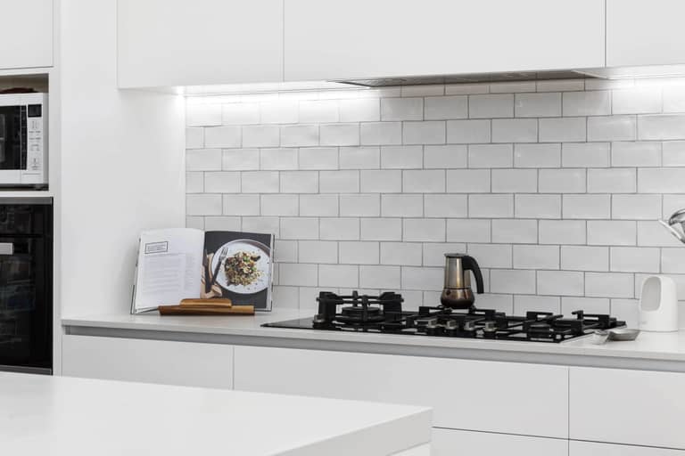 white-subway-tile-kitchen-splashback